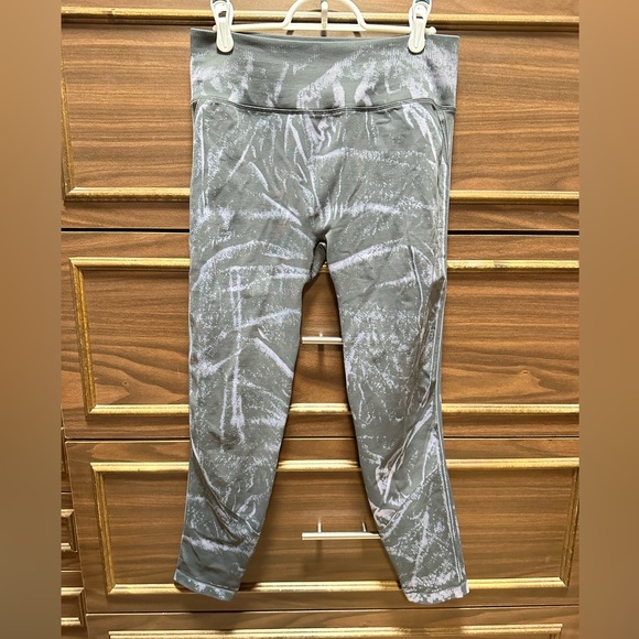 Lululemon Ebb to Street Tight *Wash Size 10 - Picture 1 of 9